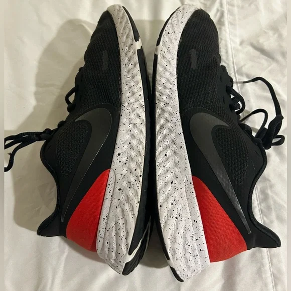 Nike women’s size 10 black and red shoes. - Picture 6 of 8
